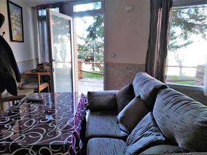 un soggiorno con divano e tavolo in vetro di AMÉRICA ELITE a Sierra Nevada