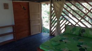 a bedroom with a bed in a wooden house at Cabañas Dechi in Puerto Nariño