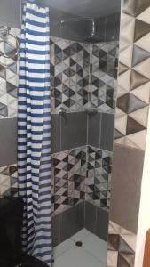 La salle de bains est pourvue d'une douche avec une porte en verre. dans l'établissement Cabañas Dechi, à Puerto Nariño