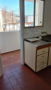 a kitchen with a counter and a sink and a window at Departamento San Lorenzo para 4 personas in Mendoza