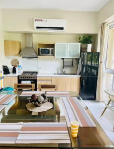 Köök või kööginurk majutusasutuses Pico de Loro 2 BD Garden Loft with Lagoon View