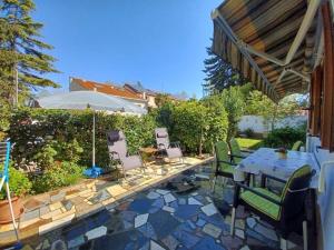 une terrasse avec une table, des chaises et un parasol dans l'établissement Apartments by the sea Novigrad - 7335, à Novigrad