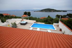 widok z dachu domu z basenem w obiekcie Apartments and rooms with a swimming pool Kali, Ugljan - 14083 w mieście Kali