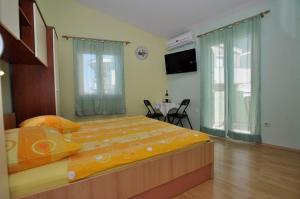 Postel nebo postele na pokoji v ubytování Studio Makarska 14091a