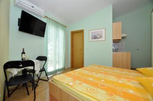 Postel nebo postele na pokoji v ubytování Studio Makarska 14091a