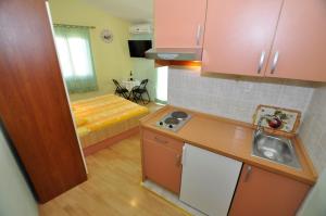 Kuchyň nebo kuchyňský kout v ubytování Studio Makarska 14091a
