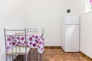 una cucina con tavolo e frigorifero di Studio Zuronja 14095b a Putniković
