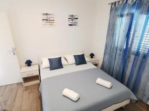 - une chambre avec un grand lit et des rideaux bleus dans l'établissement Secluded fisherman's cottage Cove Picena, Korcula - 14090, à Vela Luka