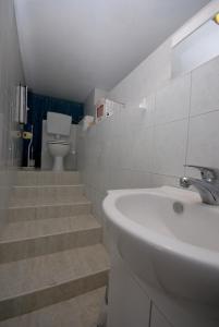 ein Bad mit einem Waschbecken, einem WC und einer Treppe in der Unterkunft Studio Kali 14083c in Kali
