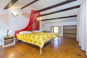 een slaapkamer met een bed in een kamer met houten vloeren bij Holiday house with a parking space Mali Turini (Central Istria - Sredisnja Istra) - 14136 in Labin