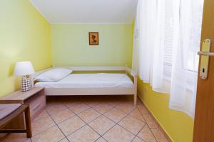 Posteľ alebo postele v izbe v ubytovaní Apartments with a parking space Rab - 14120