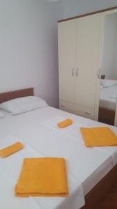 Postel nebo postele na pokoji v ubytování Apartments with a parking space Povljana, Pag - 14151