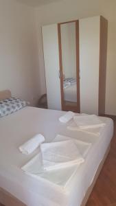 Postel nebo postele na pokoji v ubytování Apartments with a parking space Povljana, Pag - 14151 + 9 fotografií