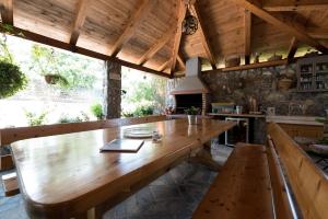 - une grande table en bois dans la cuisine équipée d'une cuisinière dans l'établissement Apartments with a parking space Icici, Opatija - 14155, à Ičići