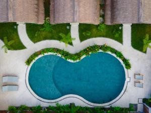 una vista aérea de una piscina en una villa en Driftwood Lombok en Selong Belanak