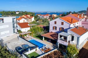 uma vista aérea de uma casa com piscina em Apartments with a swimming pool Preko, Ugljan - 14163 em Preko