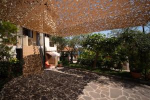 Vonkajšia záhrada v ubytovaní Apartments with parking spaces Vrsar, Porec - 14164