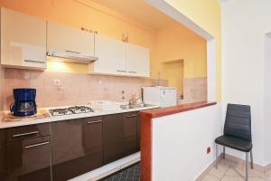 Kuchyňa alebo kuchynka v ubytovaní Apartments with parking spaces Vrsar, Porec - 14164