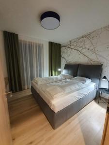 een slaapkamer met een groot bed in een kamer bij Apartman X12, Hillside in Dolný Kubín