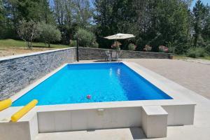 - une piscine au milieu d'une cour dans l'établissement Family friendly house with a swimming pool Lindar, Central Istria - Sredisnja Istra - 14189, à Pazin