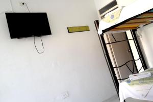 TV i/ili multimedijalni sistem u objektu Comodas Habitaciones Hotel Bucaros