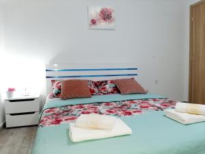 - une chambre avec un lit bleu et des serviettes dans l'établissement Apartments with a parking space Vrsi, Zadar - 14211, à Vrsi