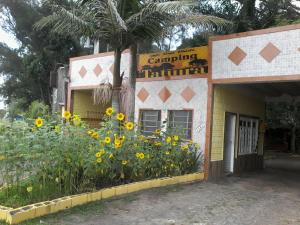 un edificio con un ramo de flores delante de él en Pousada Fazendinha Tatuira, en Imbé