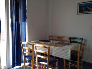 mesa y sillas en una habitación con ventana en Family friendly apartments with a swimming pool Razanj, Rogoznica - 14232 en Rogoznica