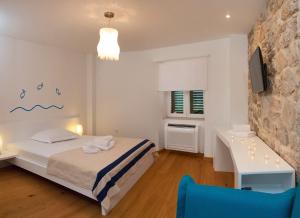Postel nebo postele na pokoji v ubytování Seaside family friendly house with a swimming pool Bol, Brac - 14239