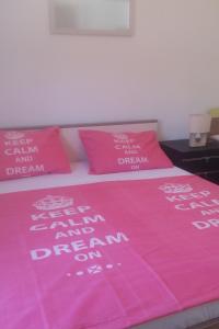 - un lit avec des draps et des oreillers roses dans l'établissement Apartment Marina 14258a, à Marina