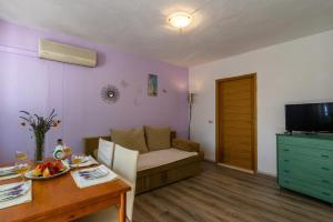 ein Wohnzimmer mit einem Sofa und einem Tisch in der Unterkunft Apartments with a parking space Marina, Trogir - 14258 in Marina