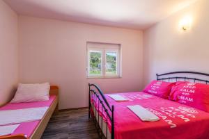 1 Schlafzimmer mit 2 Betten und einem Fenster in der Unterkunft Apartments with a parking space Marina, Trogir - 14258 in Marina