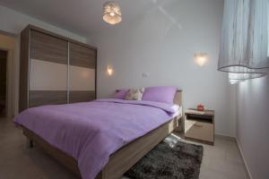 Posteľ alebo postele v izbe v ubytovaní Family friendly apartments with a swimming pool Verunic, Dugi otok - 14286 + 36 fotografií