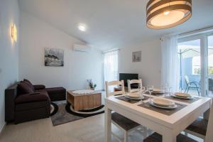 Posedenie v ubytovaní Family friendly apartments with a swimming pool Verunic, Dugi otok - 14286