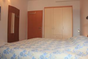 Katil atau katil-katil dalam bilik di Apartments by the sea Novigrad - 14296