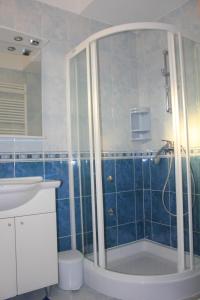 Bilik mandi di Apartments by the sea Novigrad - 14296 +10 gambar
