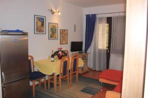 Televisyen dan/atau pusat hiburan di Apartments by the sea Novigrad - 14296