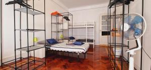 Palanda nebo palandy na pokoji v ubytování Mini Hostel in Lisbon