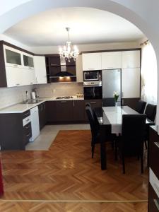 Kitchen o kitchenette sa Apartments by the sea Trpanj, Peljesac - 14309