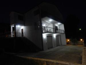 Fotografia z galérie ubytovania Apartments with a parking space Tugare, Omis - 14320 v destinácii Tugare