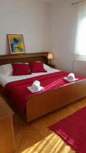 Un dormitorio con una cama grande con dos sombreros. en Apartments with a parking space Tugare, Omis - 14320, en Tugare