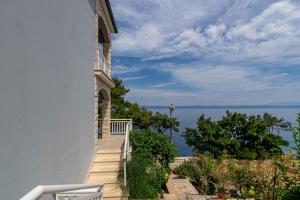 schody prowadzące do budynku z widokiem na wodę w obiekcie Apartments by the sea Prigradica, Korcula - 14341 w mieście Blato
