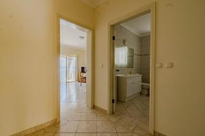 łazienka z umywalką i toaletą w pokoju w obiekcie Apartments by the sea Prigradica, Korcula - 14341 w mieście Blato +24 zdjęcia