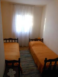 deux lits dans une chambre avec fenêtre dans l'établissement Apartments by the sea Sevid, Trogir - 14337, à Marina