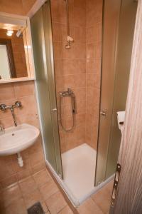 Ένα μπάνιο στο Apartments and rooms by the sea Drage, Biograd - 14356 +17 φωτογραφίες