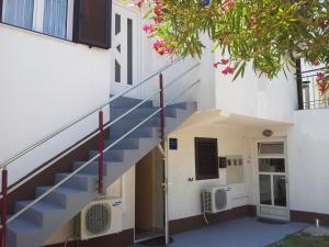 Fotografia z galérie ubytovania Apartments by the sea Kastel Kambelovac, Kastela - 14364 v destinácii Kaštela