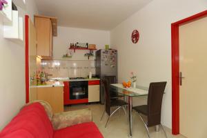Fotografia z galérie ubytovania Apartments by the sea Kastel Kambelovac, Kastela - 14364 v destinácii Kaštela