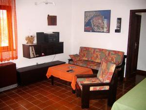 Una sala de estar con un sofá y una mesa de café. en Seaside holiday house Ist - 14366, en Ist 6 fotos más