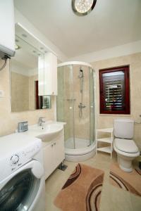 A bathroom at Family friendly apartments with a swimming pool Bol, Brac - 14379