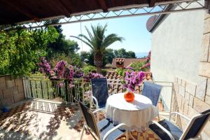 Fotografie z fotogalerie ubytování Family friendly apartments with a swimming pool Bol, Brac - 14379 v destinaci Bol